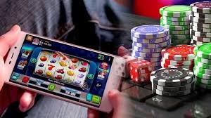 qt62 platform ၏ mobile app interface တွင် slots နှင့် live casino ဂိမ်းများ ကစားနေသောမြင်ကွင်း